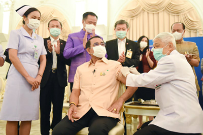 ワクチン接種を受けるタイ首相