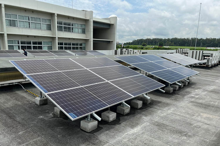 校舎の太陽光発電設備