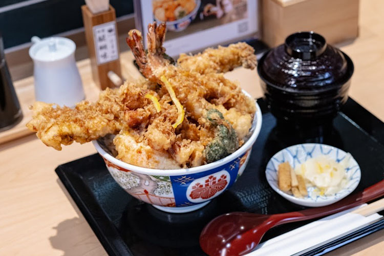 看板メニューの「江戸前天丼」