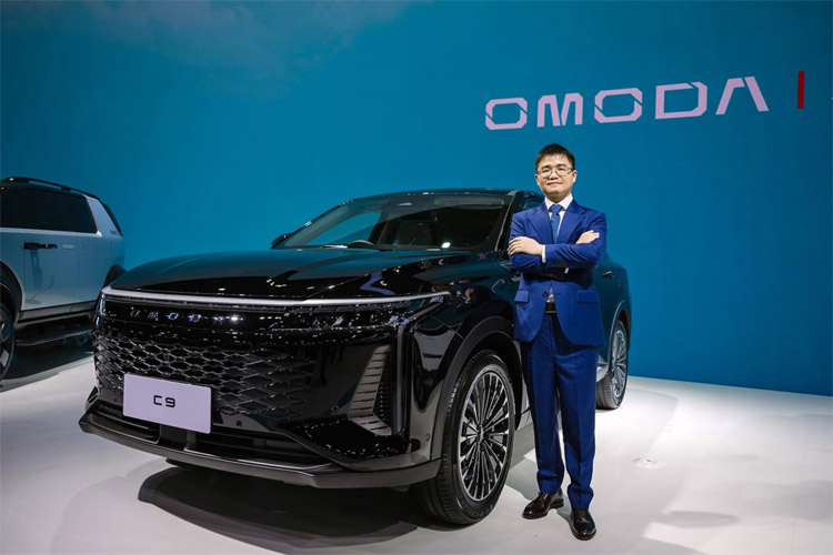 発売予定のＳＵＶ「Ｃ９」とチー社長