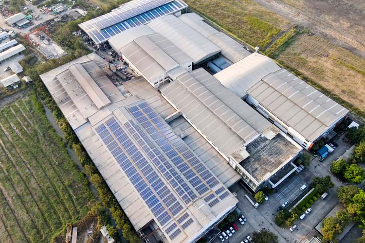 太陽光パネルが設置された工場