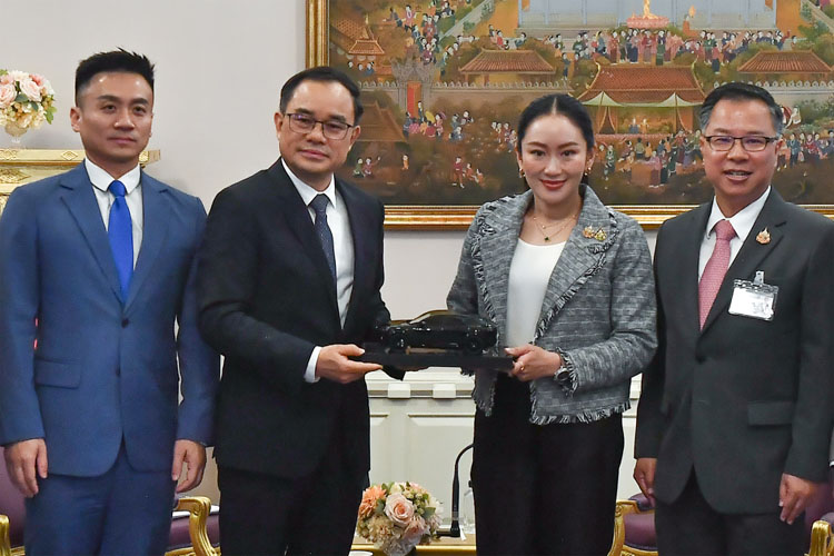 首相に記念品を手渡す朱董事長（左から２人目）