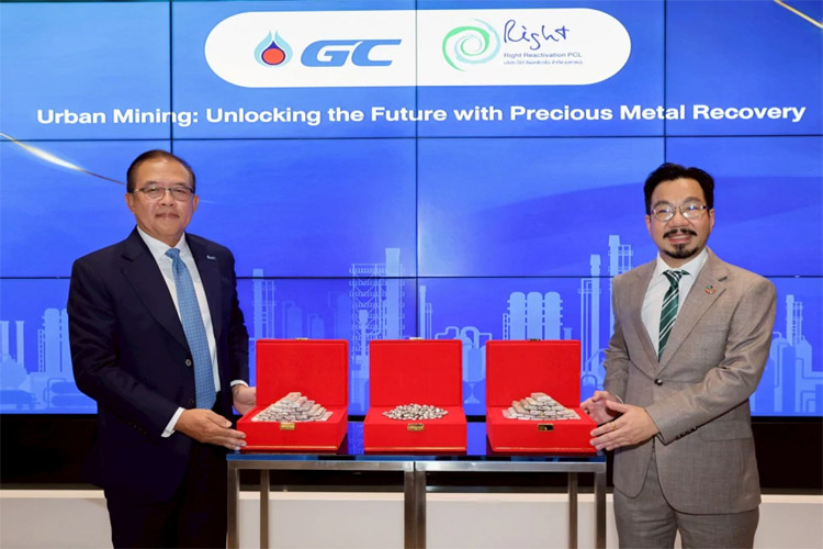 回収した貴金属を披露するＰＴＴＧＣのトサポン社長（左）とライト・リアクティベーションのナタシットＣＥＯ