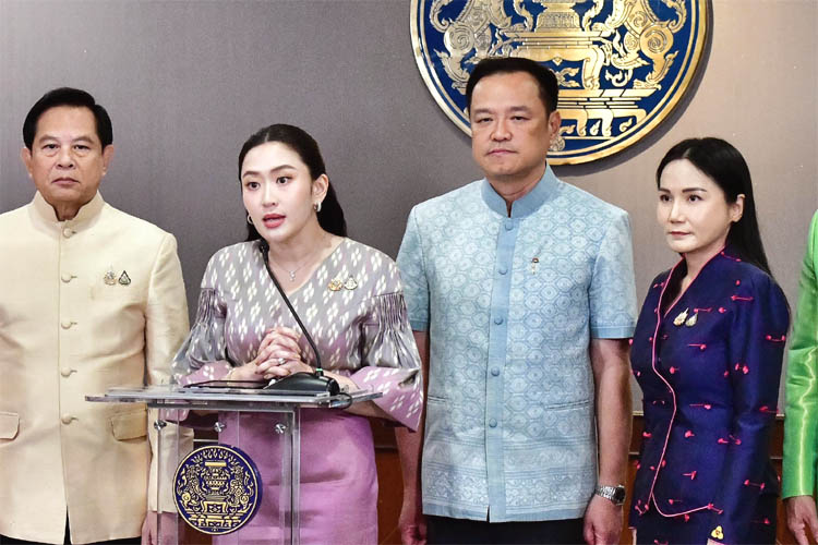 ペートンターン首相（中央左）とアヌティン副首相兼内相（同右）