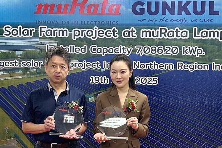 太陽光発電の契約を締結したナルチョンＣＥＯ（右）とムラタ・エレクトロニクス（タイランド）の笹原広一ＭＤ