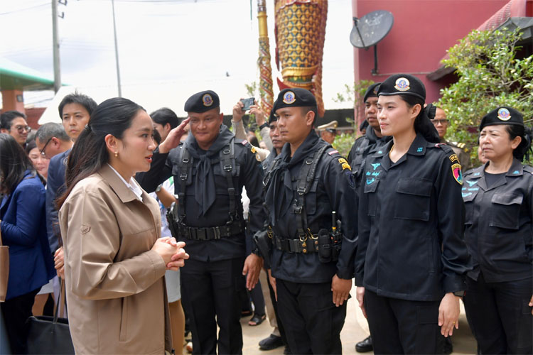 サケオ県アランヤプラテートのカンボジア国境付近を視察する首相（左）