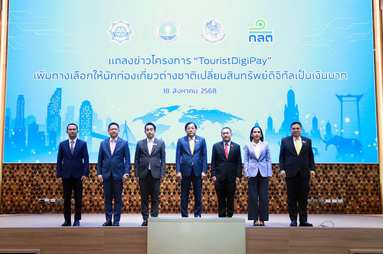 計画を発表するピチャイ副首相兼財務相（中央）ら