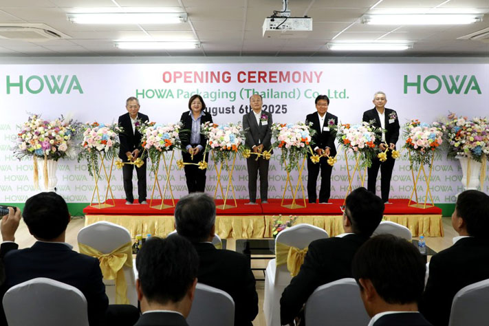 タイ工場の開所式に出席した朋和産業の工藤克彦社長（中央）ら