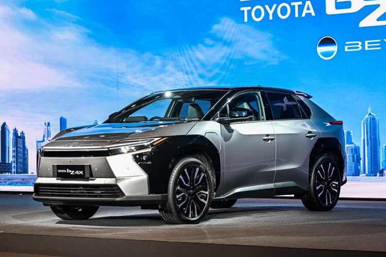 バンコク都内で発表された「ｂＺ４Ｘ」