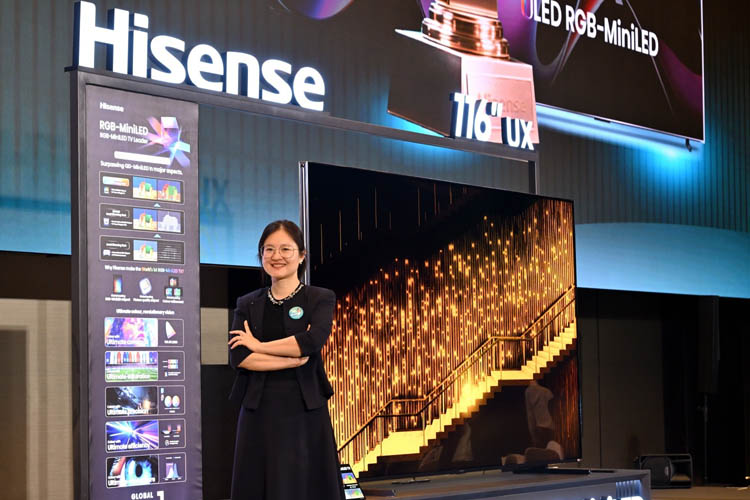 大型テレビの新製品「ＵＸ」とクララ・チャン社長