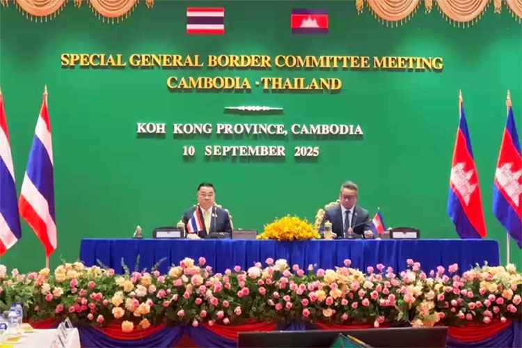 合意文書に署名するナタポン国防相代行（左）