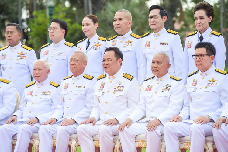 首相府で閣僚と記念撮影に臨むアヌティン首相（前列中央）