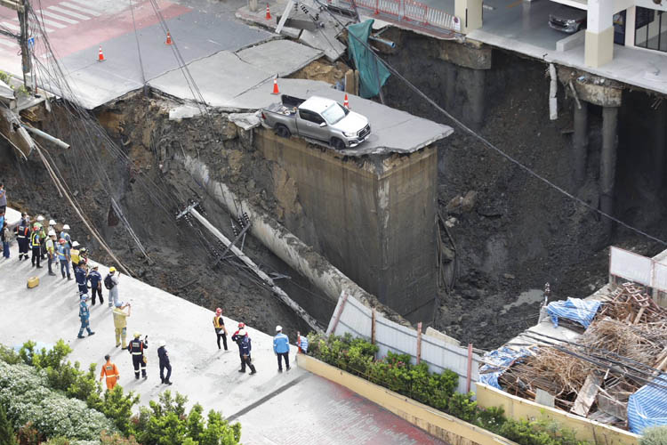 道路が陥没したワチラ病院前