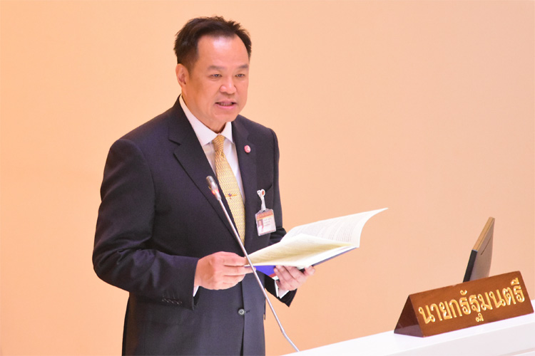 施政方針演説を行うアヌティン首相