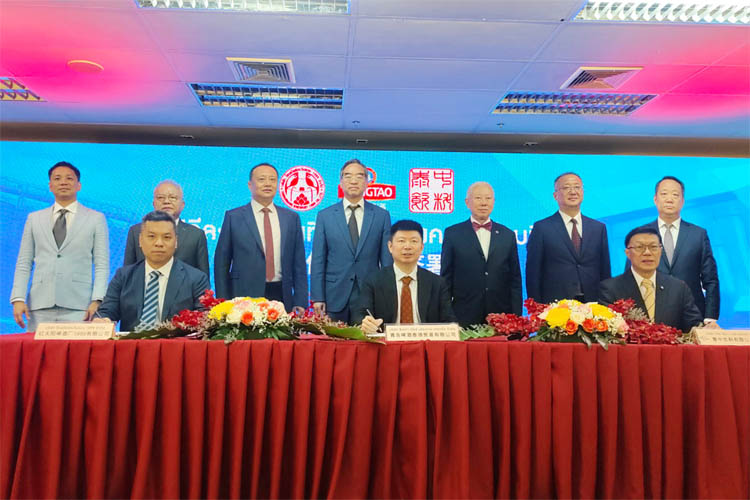 カラバオ・グループ本社で行われた業務提携の調印式