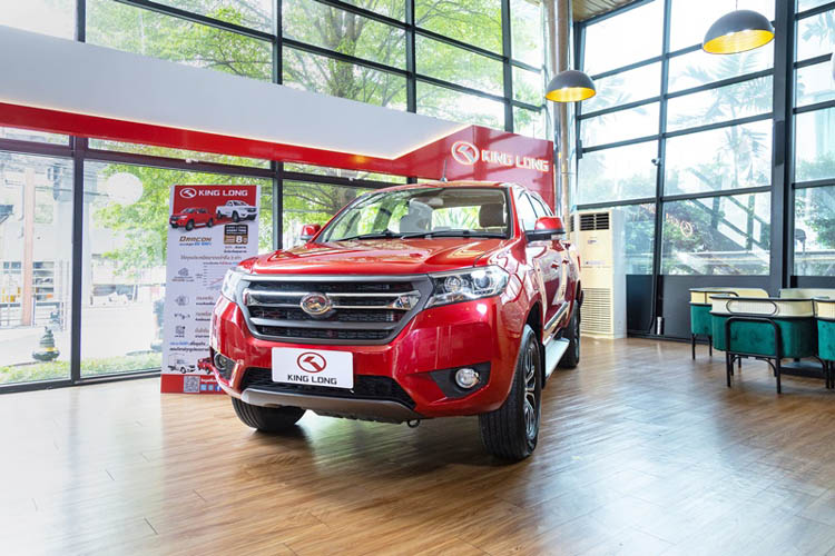 販売店で展示された「ドラゴン」