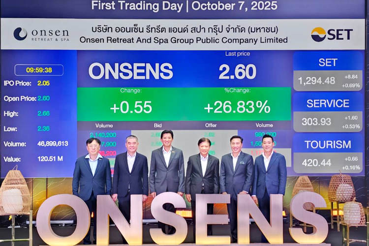 ＳＥＴで上場を祝うスミットＣＥＯ（左から２人目）ら