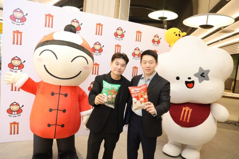 タオケーノイのイティパットＣＥＯ（左）