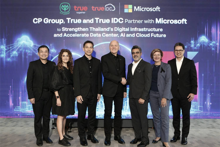 提携を発表するトゥルー・コーポレーションのブレッケＣＥＯ（中央）ら