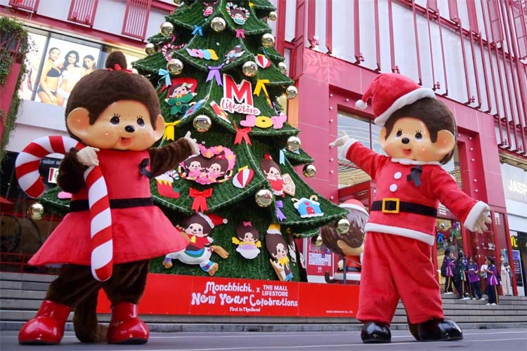 都内のＳＣ「ザ・モール・ライフストア・バンカピ」に設置されたクリスマスツリーと「モンチッチ」