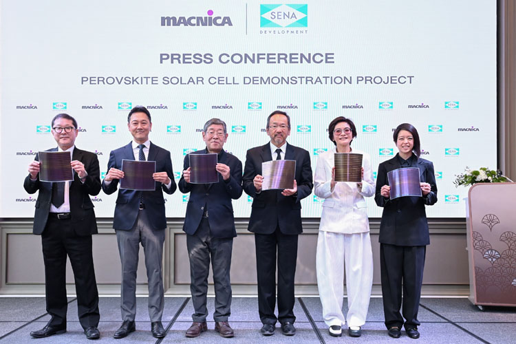 ペロブスカイト太陽電池を披露する宮坂特任教授（左から３人目）ら