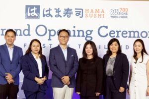 １号店の開業を発表するゼンショー（タイランド）の西島智義社長（左から３人目）ら