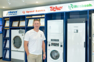 製品を紹介するベンジャミンＭＤ