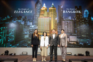 開業を発表するスワンナＣＥＯ（左から２人目）ら