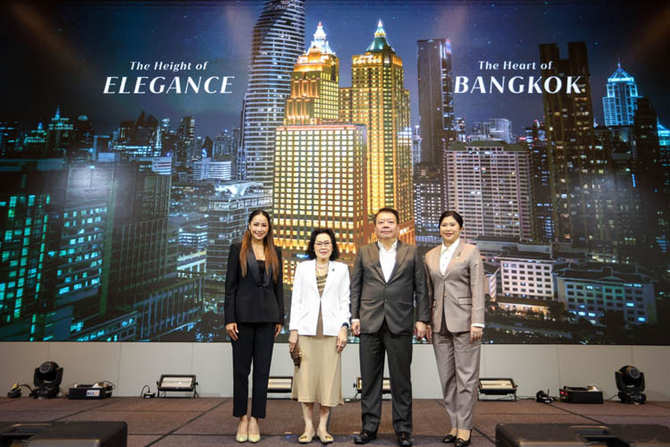 開業を発表するスワンナＣＥＯ（左から２人目）ら