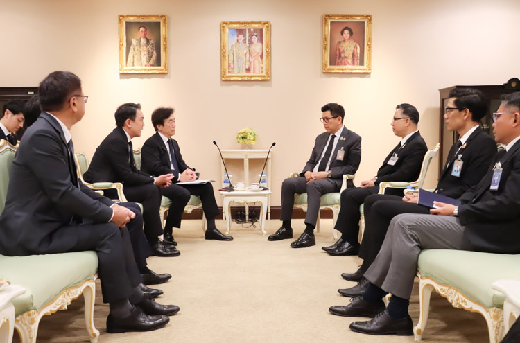 投資計画を説明する毛籠勝弘社長（中央左）