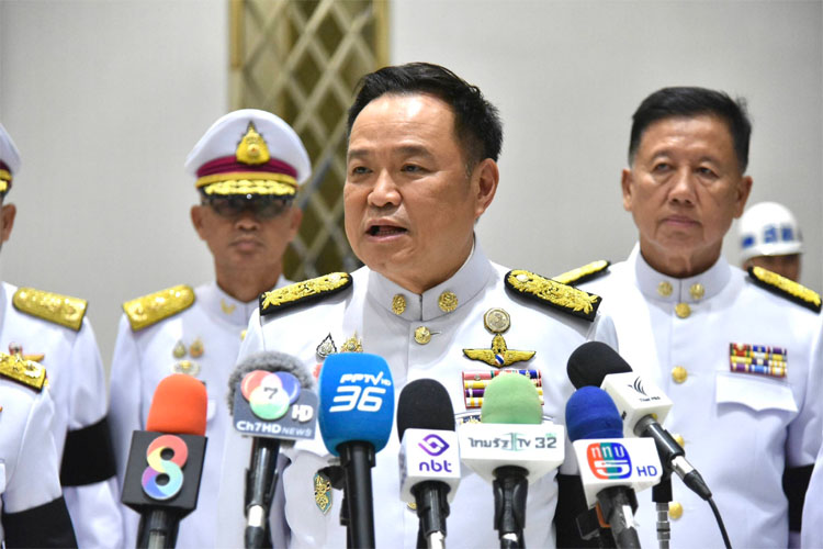 ドンムアン空港で取材に応じるアヌティン首相