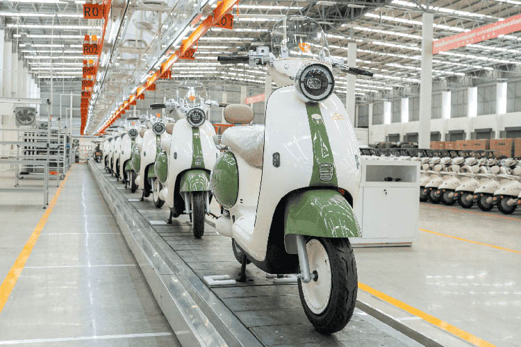 国内で生産される電動バイク「ＯＶＡ」