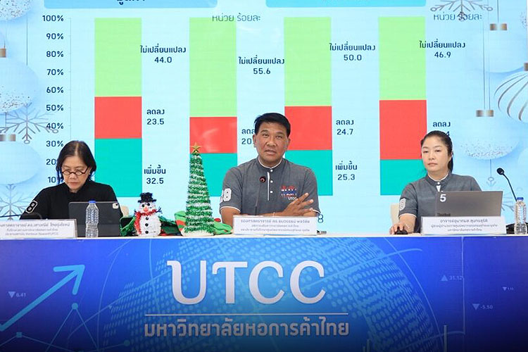 調査結果を発表するタナワット学長（中央）ら