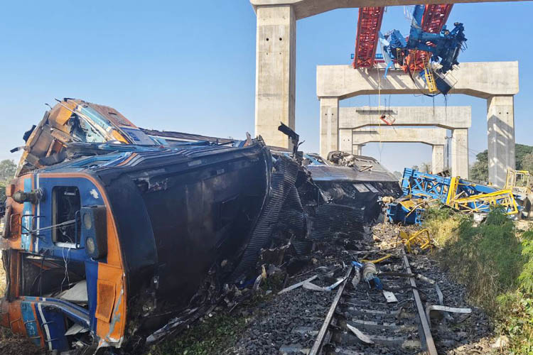 クレーンの倒壊で横転した列車