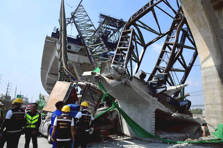 クレーンが崩落した事故現場