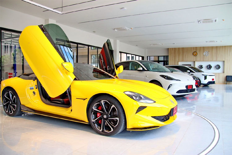 「新エネルギー車研究・学習センター」の展示ゾーン