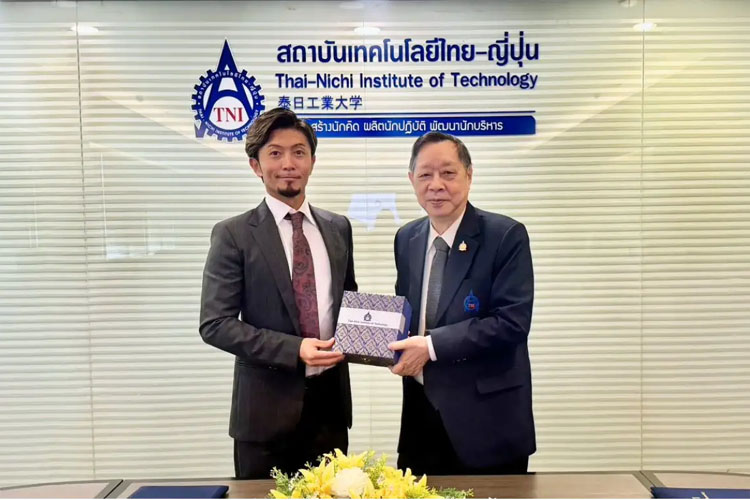 協定の調印式に出席した久野芳裕執行役員（左）とランサン学長