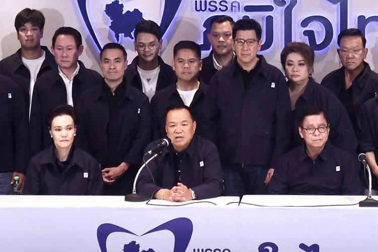 タイ名誉党の本部で記者会見するアヌティン首相（中央）