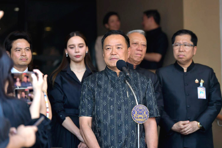 首相府で記者会見するアヌティン首相