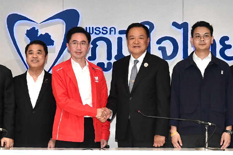 握手するタイ名誉党党首のアヌティン首相（右から２人目）とタイ貢献党の首相候補ヨッチャナン氏