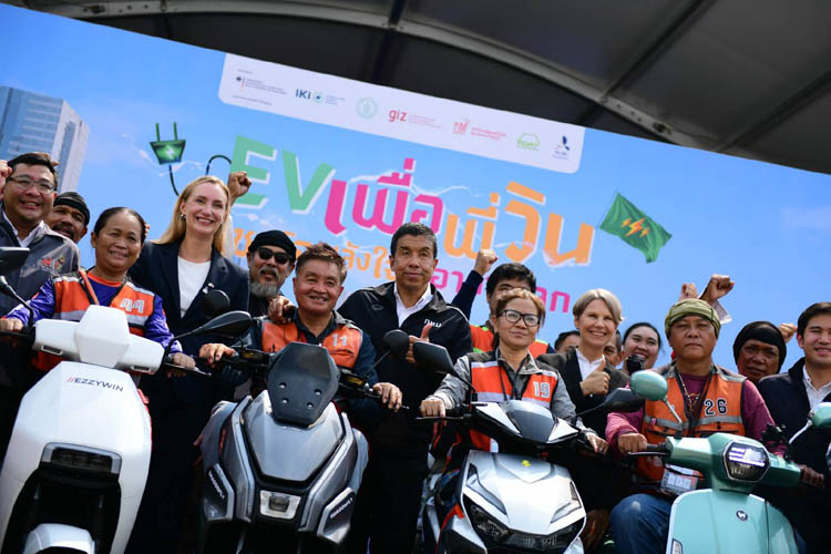 試験事業を発表するチャチャート知事（中央）ら