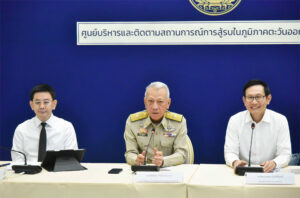 記者会見するピパット副首相（中央）とアタポン・エネルギー相（右）