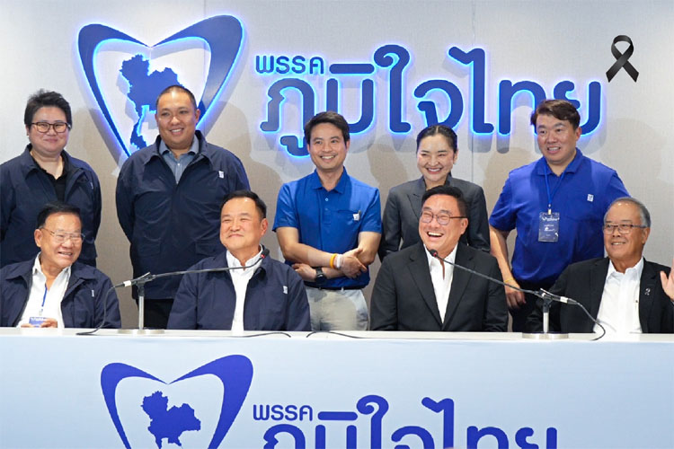 記者会見するアヌティン首相（前列左から２人目）とタイ貢献党のジュラパン党首（同３人目）ら