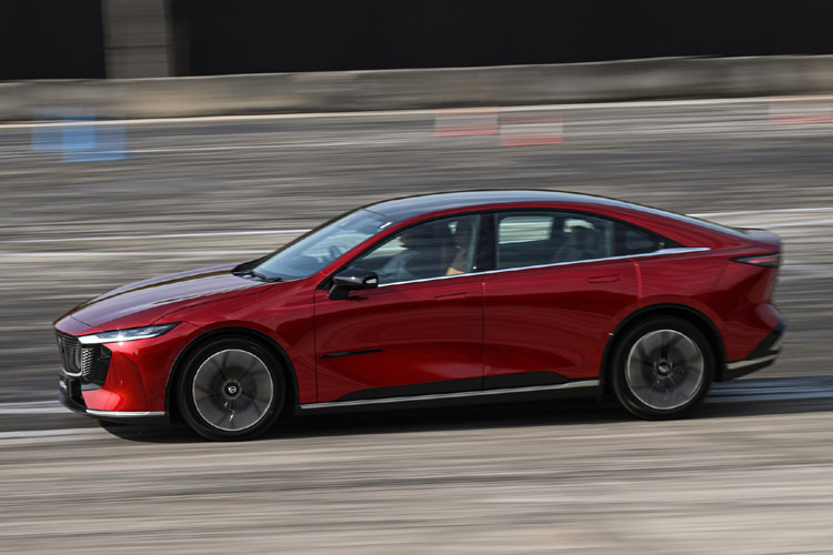 ＥＶの「マツダ６ｅ」