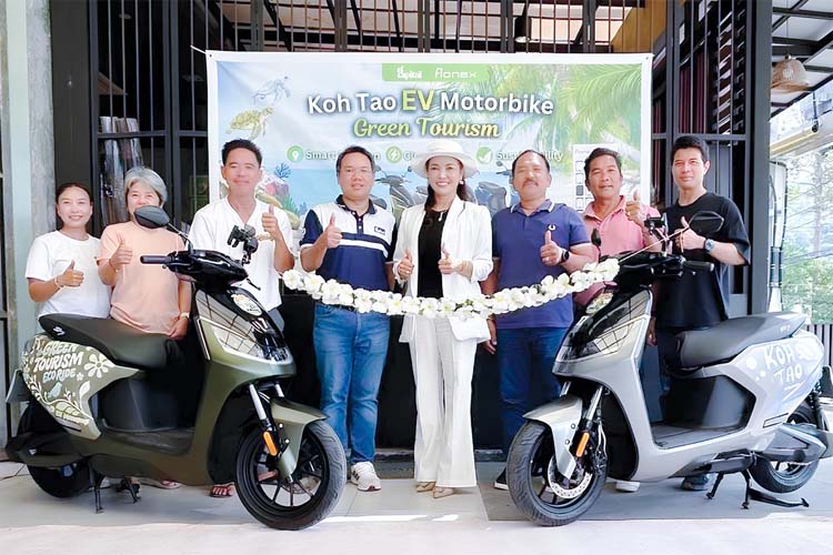 バイク販売を発表するニタン副社長（左から４番目）ら