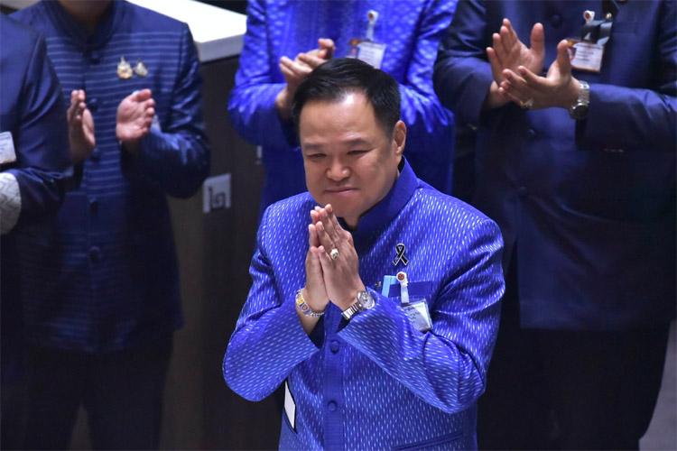 首相に再選されたアヌティン首相