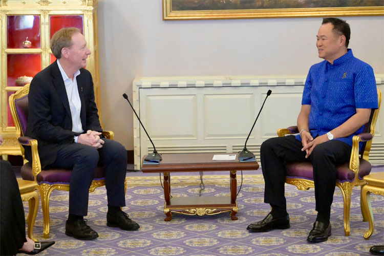 アヌティン首相と会談するスミス社長（左）