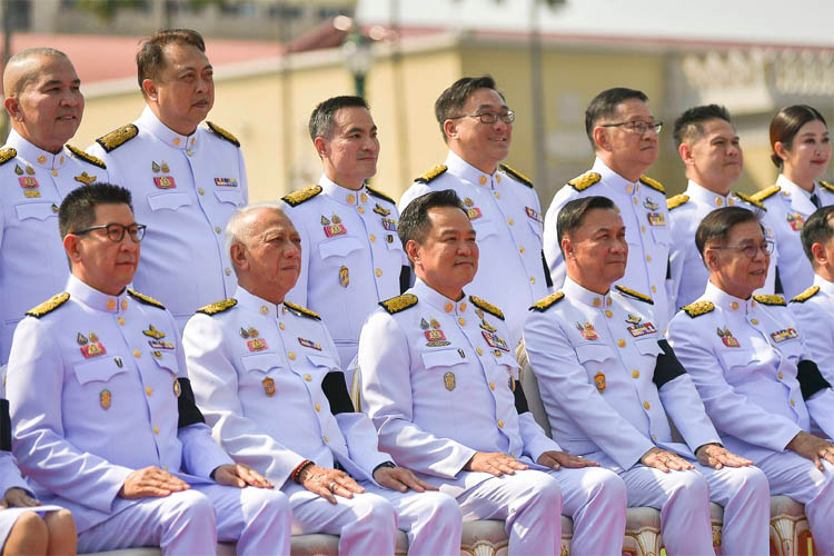 首相府で閣僚と記念撮影に臨むアヌティン首相（前列中央）