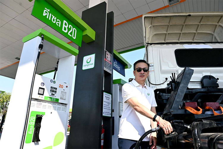 ＧＳでＢ20を給油するチャイワット社長兼ＣＥＯ