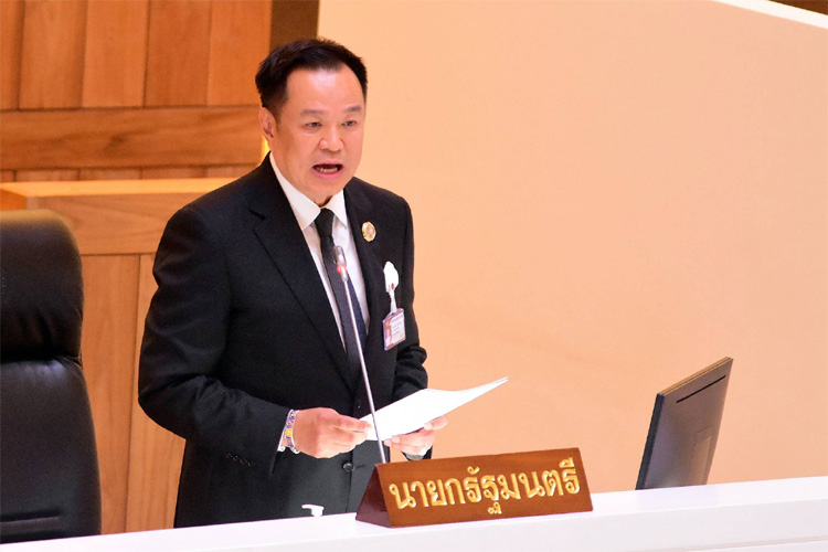 施政方針演説を行うアヌティン首相